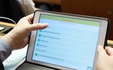 Đại biểu Quốc hội tra cứu tài liệu qua máy tính bảng